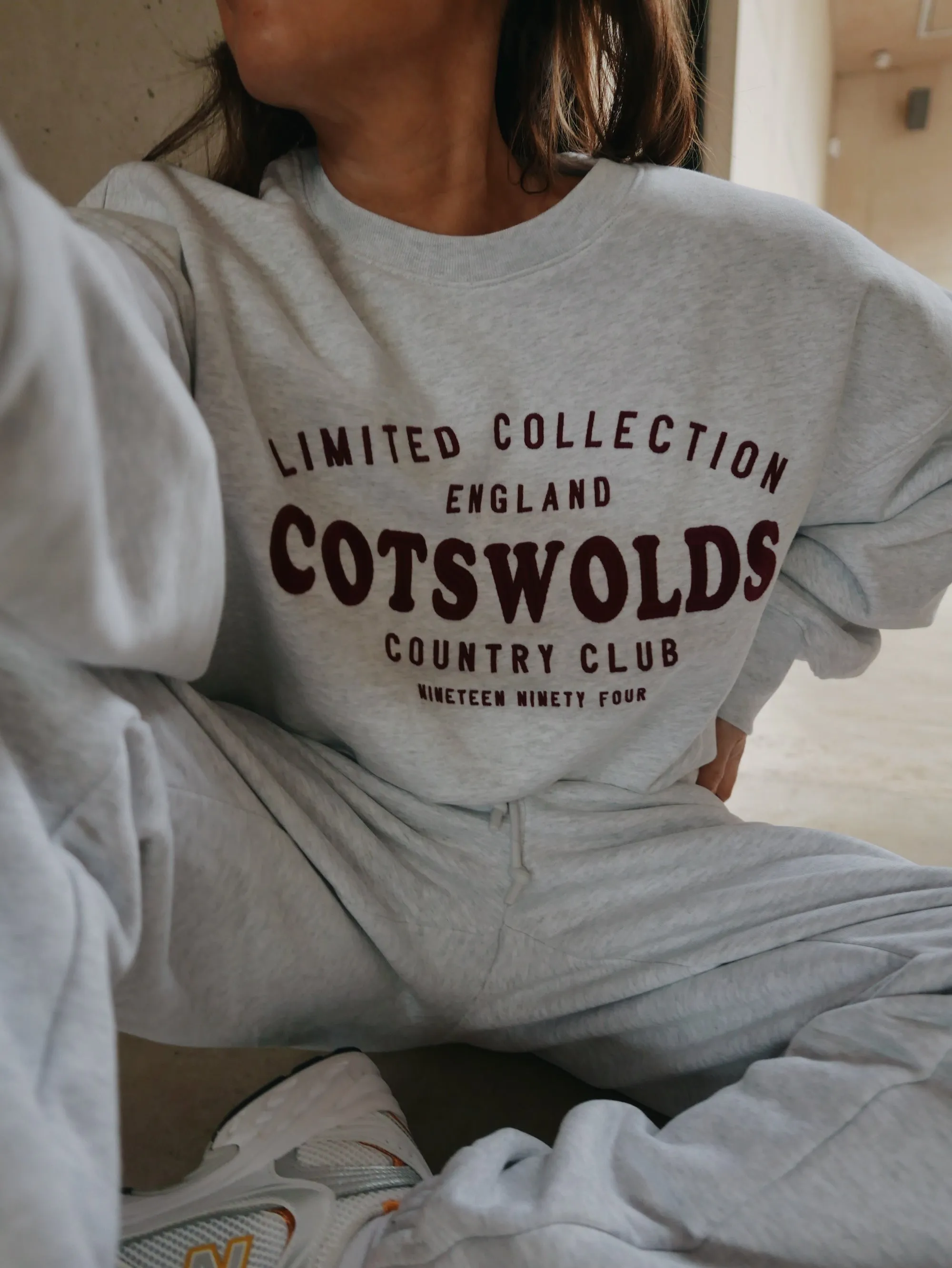 ‘COTSWOLDS' EMBROIDERED CROPPED SWEATSHIRT  LIGHT GREY MARL